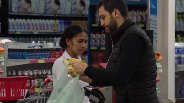 SAO PAULO, BRÉSIL - 27 MAI 2017 : Un jeune client dans un point de paiement dans un supermarché — Video