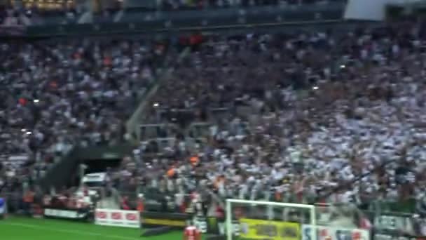 SAO PAULO, BRASIL - 07 MAYO 2017: Multitud de aficionados al fútbol celebran en el estadio — Vídeos de Stock