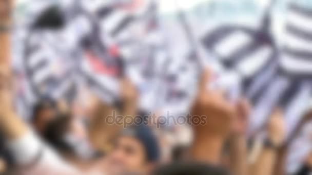 SAO PAULO, BRASILE - 07 MAGGIO 2017: Folle di persone allo stadio di calcio in Brasile - Effetto Sfocatura — Video Stock