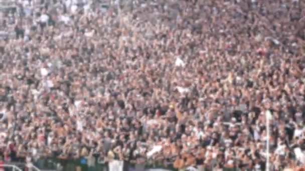 Folle di persone allo stadio di calcio in Brasile - Effetto Sfocatura — Video Stock