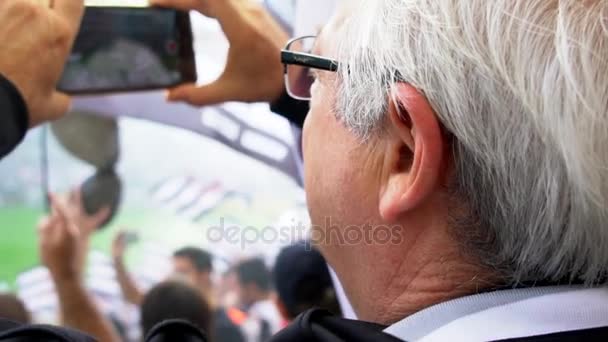 SAO PAULO, BRASIL - 07 MAY 2017: Grabación de vídeo senior de un partido de fútbol en Sao Paulo, Brasil — Vídeos de Stock