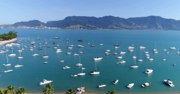 Légi nézetet a Saco da Capela Beach Ilhabela, Brazília — Stock videók