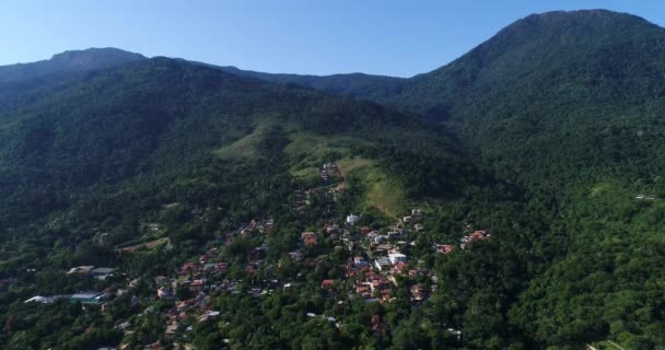 Veduta aerea del quartiere residenziale in montagna — Video Stock