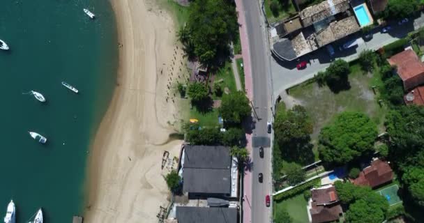 Blick von oben auf den Saco da Capela Strand in ilhabela, Brasilien — Stockvideo