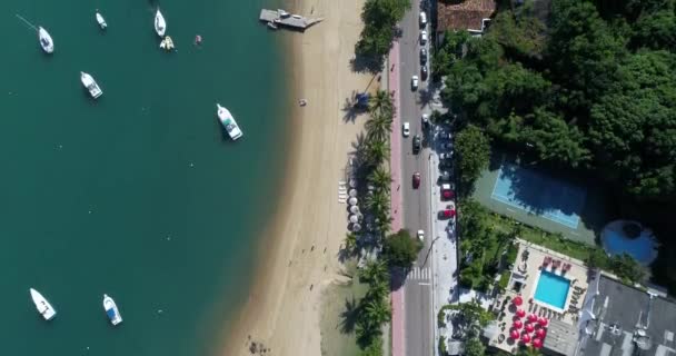 Vista superior de la playa de Saco da Capela en Ilhabela, Brasil — Vídeos de Stock