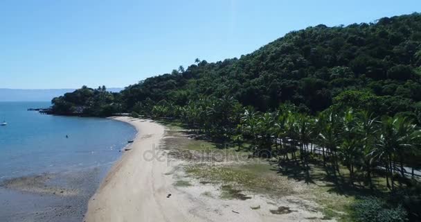 Letecký pohled na Paradise Beach v Ilhabela, Brazílie — Stock video