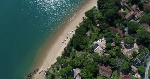 Luftaufnahme vom Paradiesstrand in ilhabela, Brasilien — Stockvideo