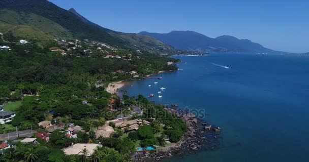 Luftaufnahme vom Paradiesstrand in ilhabela, Brasilien — Stockvideo