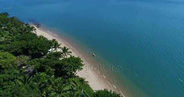 Αεροφωτογραφία της παραλίας Paradise Ilhabela, Βραζιλία — Αρχείο Βίντεο