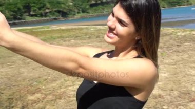 Brezilyalı bir plaj Ilhabela, Brezilya'da bir selfie alarak kadın