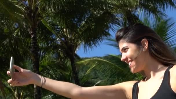 Donna brasiliana che si fa un selfie in una spiaggia di Ilhabela, Brasile — Video Stock