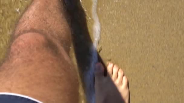 Oogpunt van man walking - voet op zandstrand — Stockvideo