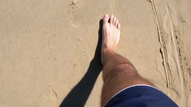 Oogpunt van man walking - voet op zandstrand — Stockvideo