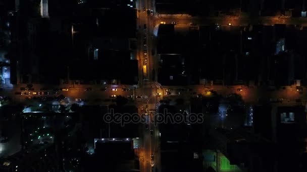Vista dall'alto di incrocio, tetti e strade illuminate — Video Stock
