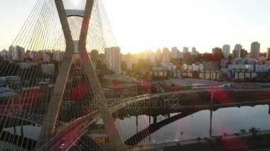 Günbatımı Estaiada Köprüsü'nde, Sao Paulo, Brezilya