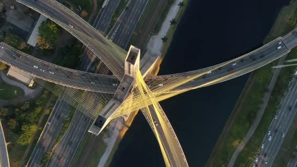 Вид зверху Estaiada мосту в Сан-Паулу, Бразилія — стокове відео