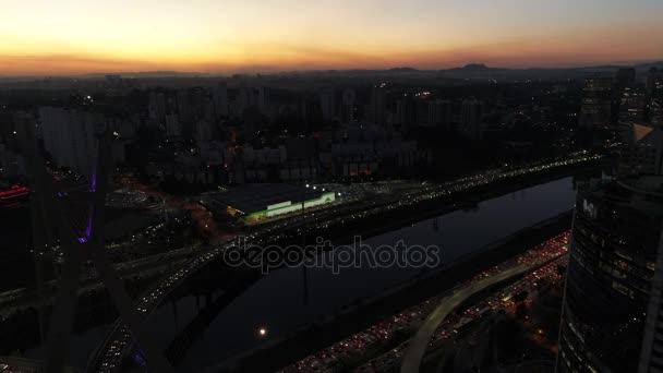 Flygfoto över Estaiada bron i en vacker kväll timme i Sao Paulo, Brasilien — Stockvideo