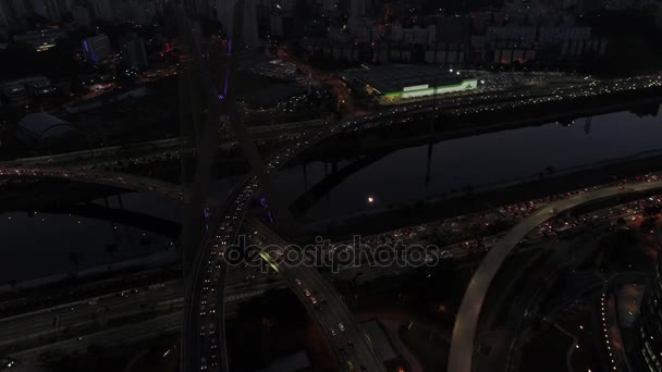 Letecký pohled na most Estaiada v krásné večerní hodiny v Sao Paulo, Brazílie — Stock video