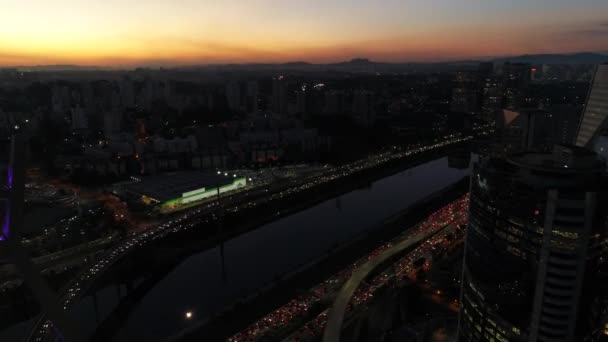 Flygfoto över Estaiada bron i en vacker kväll timme i Sao Paulo, Brasilien — Stockvideo