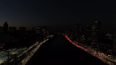 Bitirim İkili Sao Paulo, Brezilya'nın en önemli caddeler üzerinde uçan