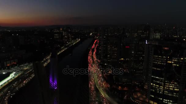 Vista Aérea da Ponte Estaiada em uma Bela Hora Noturna em São Paulo, Brasil — Vídeo de Stock