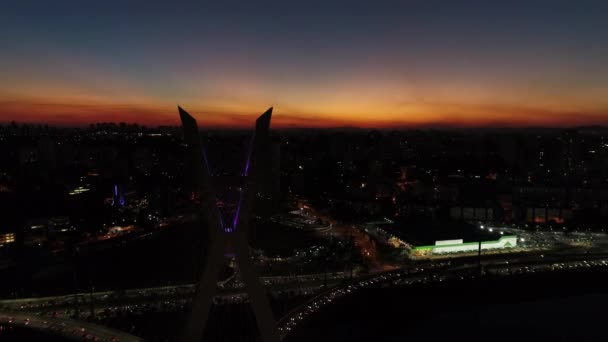 Flygfoto över Estaiada bron i en vacker kväll timme i Sao Paulo, Brasilien — Stockvideo