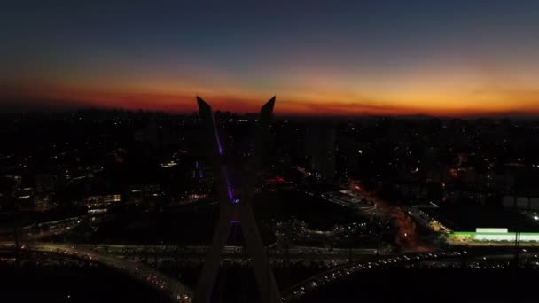 Flygfoto över Estaiada bron i en vacker kväll timme i Sao Paulo, Brasilien — Stockvideo