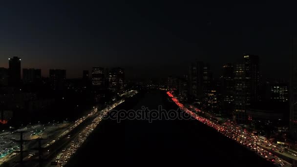 Flygande på av de viktigaste avenyerna i rusningstid i Sao Paulo, Brasilien — Stockvideo