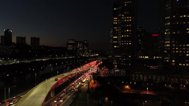 Flygande på av de viktigaste avenyerna i rusningstid i Sao Paulo, Brasilien — Stockvideo