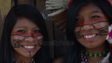 Yerli Brezilyalı kadın portre yüz bir yerli kabile Amazon at