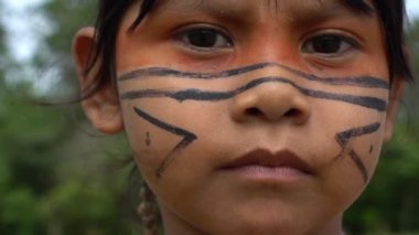 Amazon bir yerli kabile itibariyle yerel Brezilyalı çocukların tatlı yüz