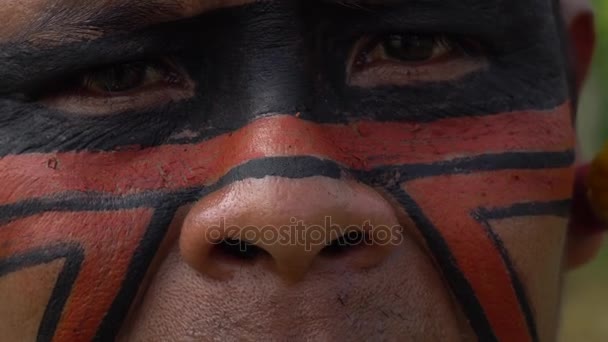 Крупный план коренного бразильского индейца — стоковое видео