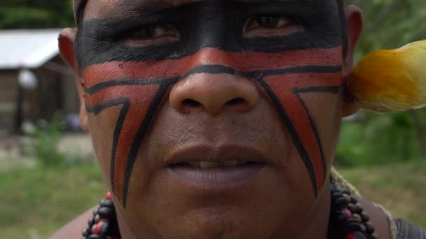 Hombre indígena brasileño nativo — Vídeo de stock