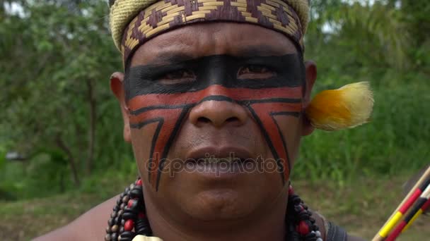 Hombre indígena brasileño nativo — Vídeo de stock