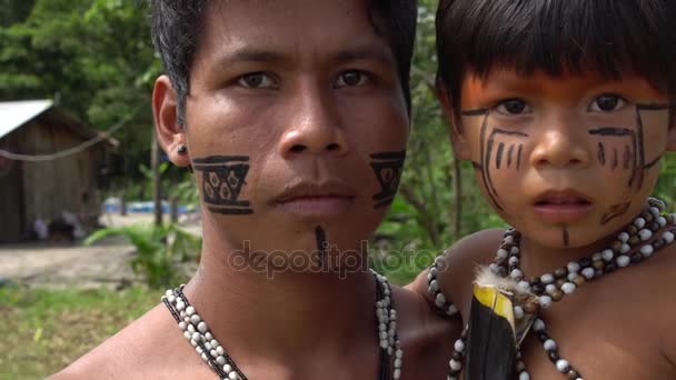 Pai e Filho em uma tribo indígena na Amazônia — Vídeo de Stock