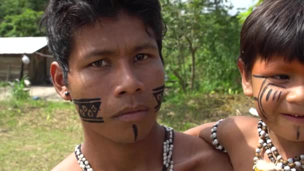 Vater und Sohn bei einem indigenen Stamm im Amazonasgebiet — Stockvideo