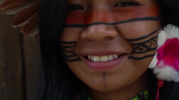 Nahaufnahme Gesicht einer gebürtigen Brasilianerin bei einem indigenen Stamm im Amazonas — Stockvideo