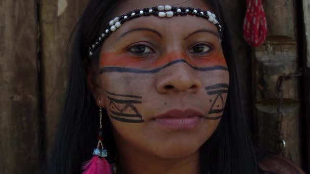 Zbliżenie twarzy macierzystego brazylijski kobiety o miejscowych plemion w Amazon — Wideo stockowe