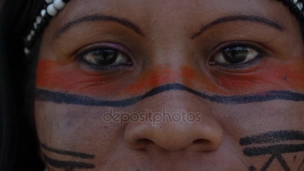 Nahaufnahme Gesicht einer gebürtigen Brasilianerin bei einem indigenen Stamm im Amazonas — Stockvideo