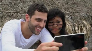 Bir Tupi Guarani kabile, Brezilya Brezilya yerlileri - yerli insanlar - ile bir selfie alarak turizm