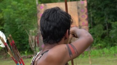 Yay ve ok, Brezilya ile Tupi Guarani kabilesinin yerli adam