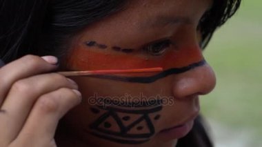 Bir yerli kabile yüzüne yerli Brezilyalı kadın (Hindistan) Boyama