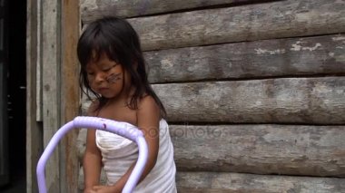 Brezilyalı yerli Hint çocuk bir bebek ile eğlenmek