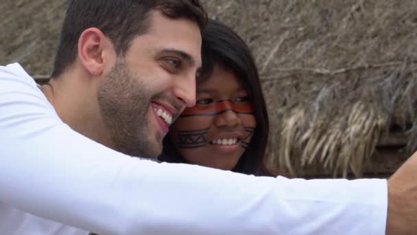 Turist tar en selfie med brasilianska infödingar - ursprungsbefolkning - i ett Tupi Guarani stam, Brasilien — Stockvideo