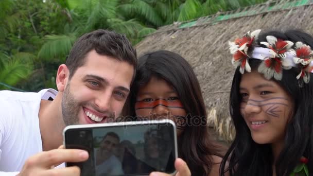 Τουριστική λαμβάνοντας μια selfie με ντόπιους της Βραζιλίας - ιθαγενείς - σε μια φυλή Γκουαρανί Tupi, Βραζιλία — Αρχείο Βίντεο