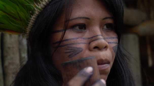Καπνοσύριγγες αυτόχθονες γυναίκα σε μια φυλή Γκουαρανί Tupi, Βραζιλία — Αρχείο Βίντεο