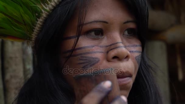 Inhemska kvinna rökpipor i ett Tupi Guarani stam, Brasilien — Stockvideo