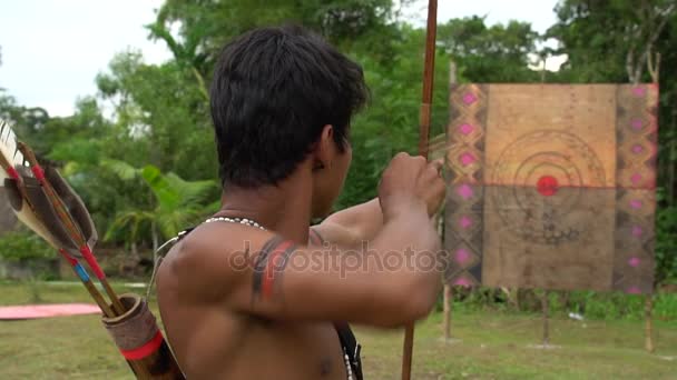 Inheemse man van Tupi Guarani stam met Bow & pijl, in Brazilië — Stockvideo