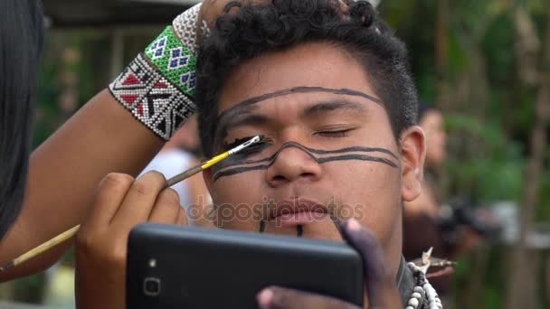 Gros plan de Face Painting - Culture indigène du Brésil — Video