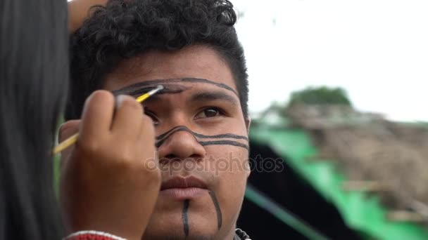 Närbild skott av ansiktsmålning - ursprungsbefolkningarnas kultur i Brasilien — Stockvideo